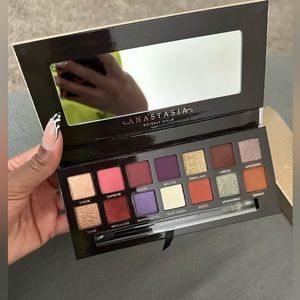Anastasia Beverly Hills Jackie aina eyeshadow palette